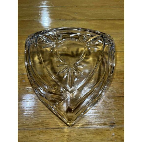 Vintage Pressed Crystal Glass Triangular Serving Dish Starburst Shield Leaf 9" - Picture 3 of 3